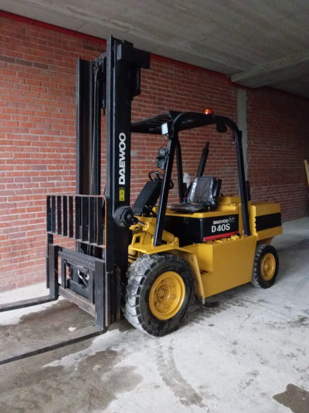 Carretilla elevadora usada en buen estado – Lista para trabajar en almacén, nave o logística