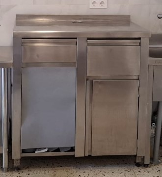 Mueble de cocina de acero inoxidable con compartimento para basura, puerta y cajón