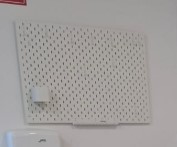 Panel blanco para colgar utensilios de cocina