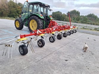 Máquina agrícola Henificador Pöttinger hit8.91 usado