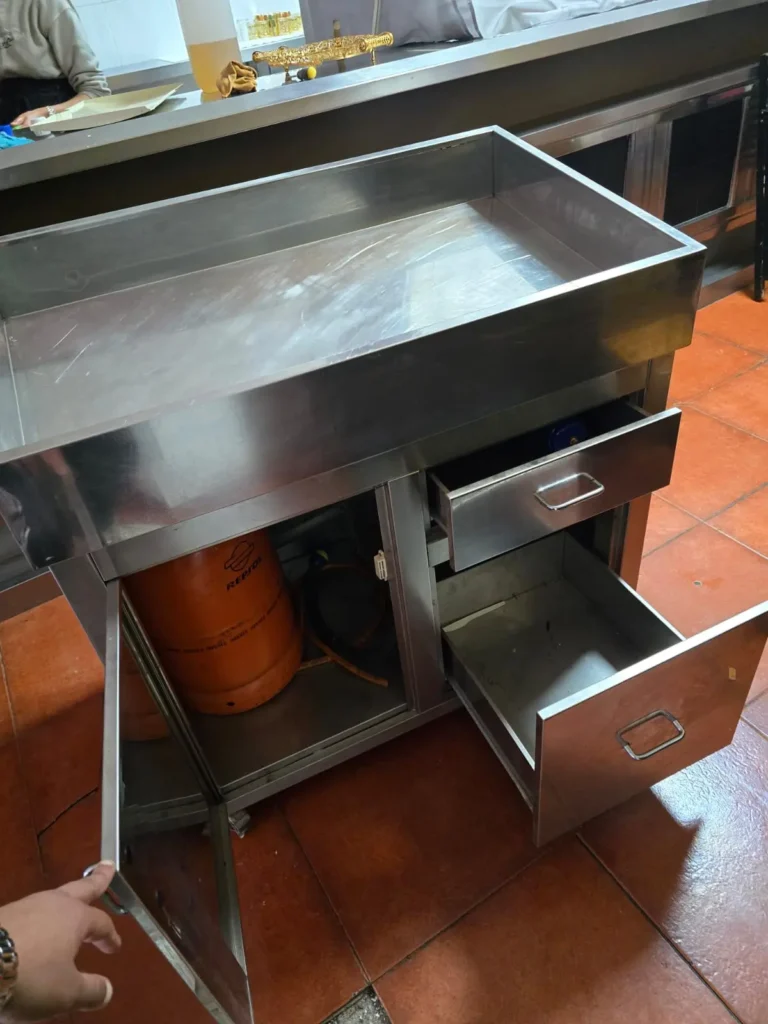 Mesa de acero inoxidable del lote