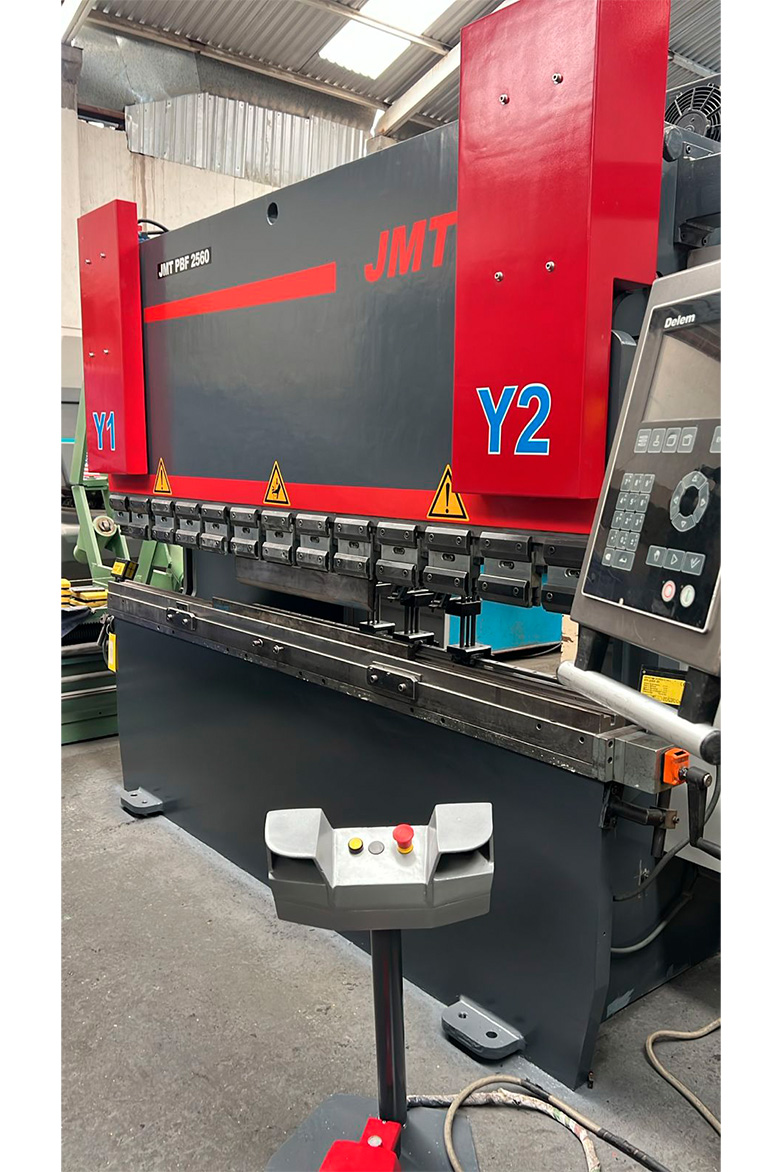 PRENSA DOBLADORA HIDRÁULICA JMT CNC 8' 4" x 66 TON