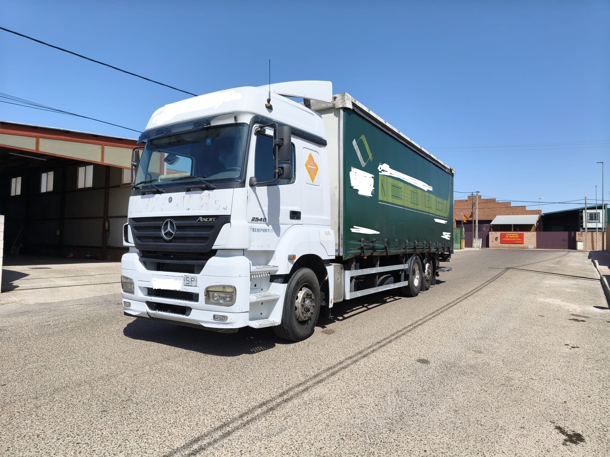 Mercedes Axor 2540 6x2 Tautliner | Automático | 26T | Eje elevable | 960.000 km