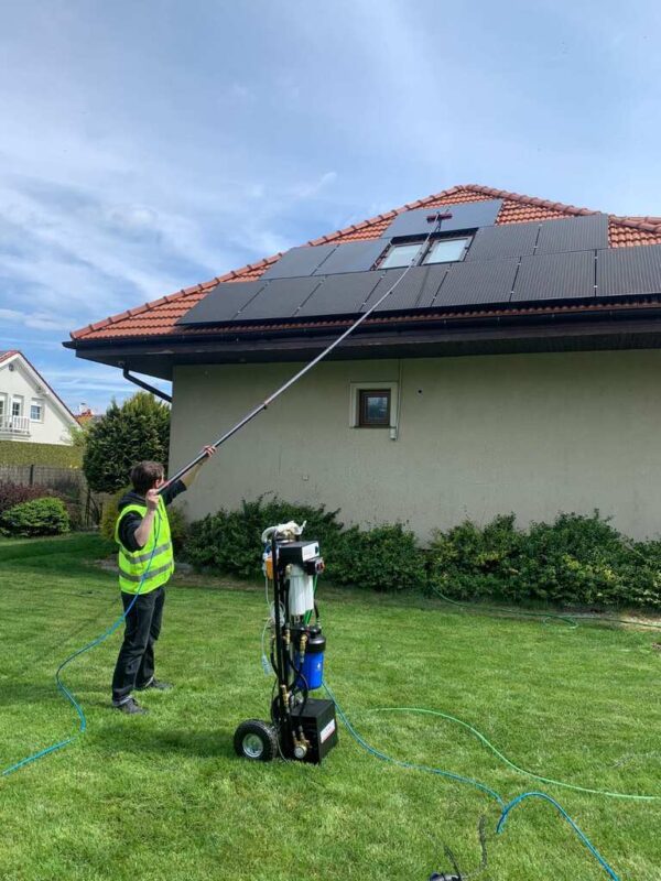 mansser-osmo-uso-paneles MANSSER OSMO trabajando con pértiga en paneles solares