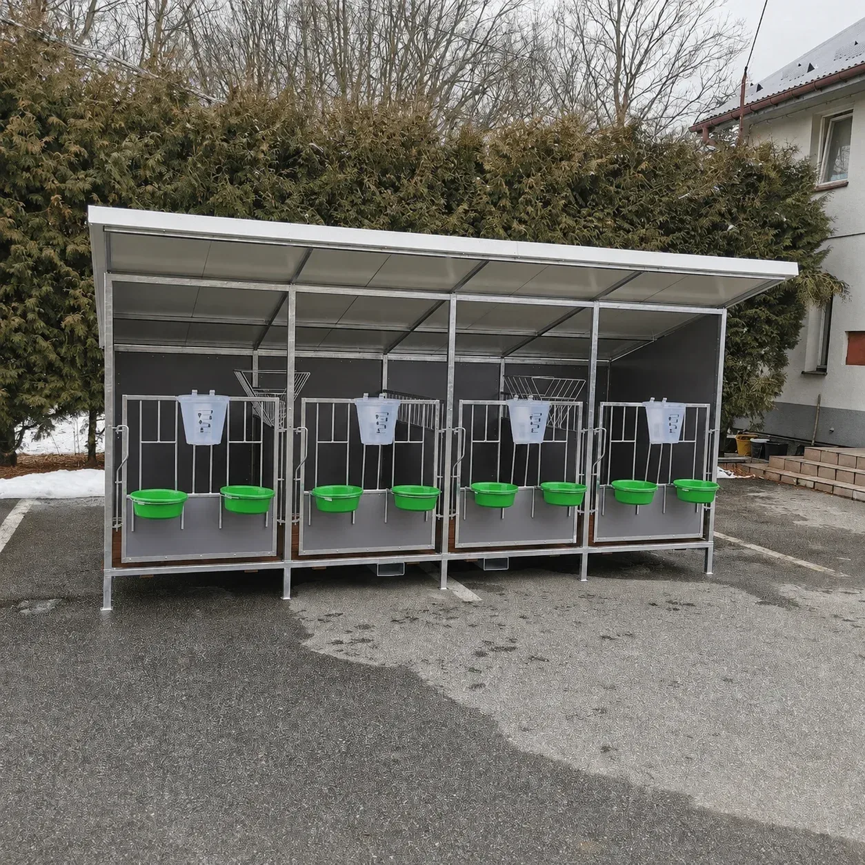 Caseta exterior Zakłady Metalowe para 4 terneros – gris