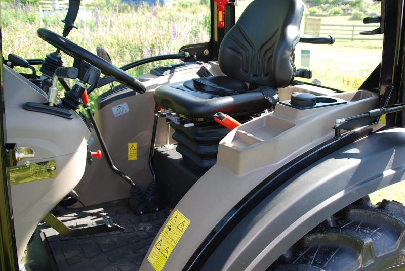 TAUROS TE254C 4x4 - interior de cabina Interior de cabina TAUROS TE254C 4x4 25 HP
